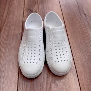 Native Jefferson shows in white